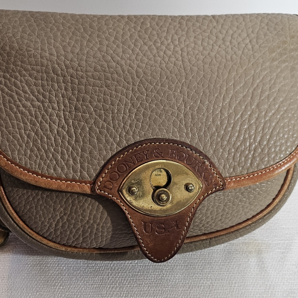 Vtg, Dooney & Bourke AWL Cavalry Trooper Crossbody Taupe W/British Tan Trim R71 - Picture 15 of 16